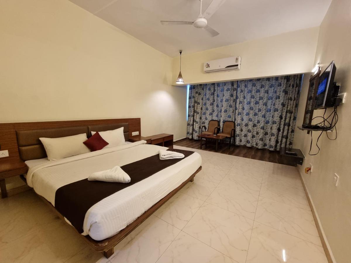Hotel Lions Den Lonavala Ngoại thất bức ảnh