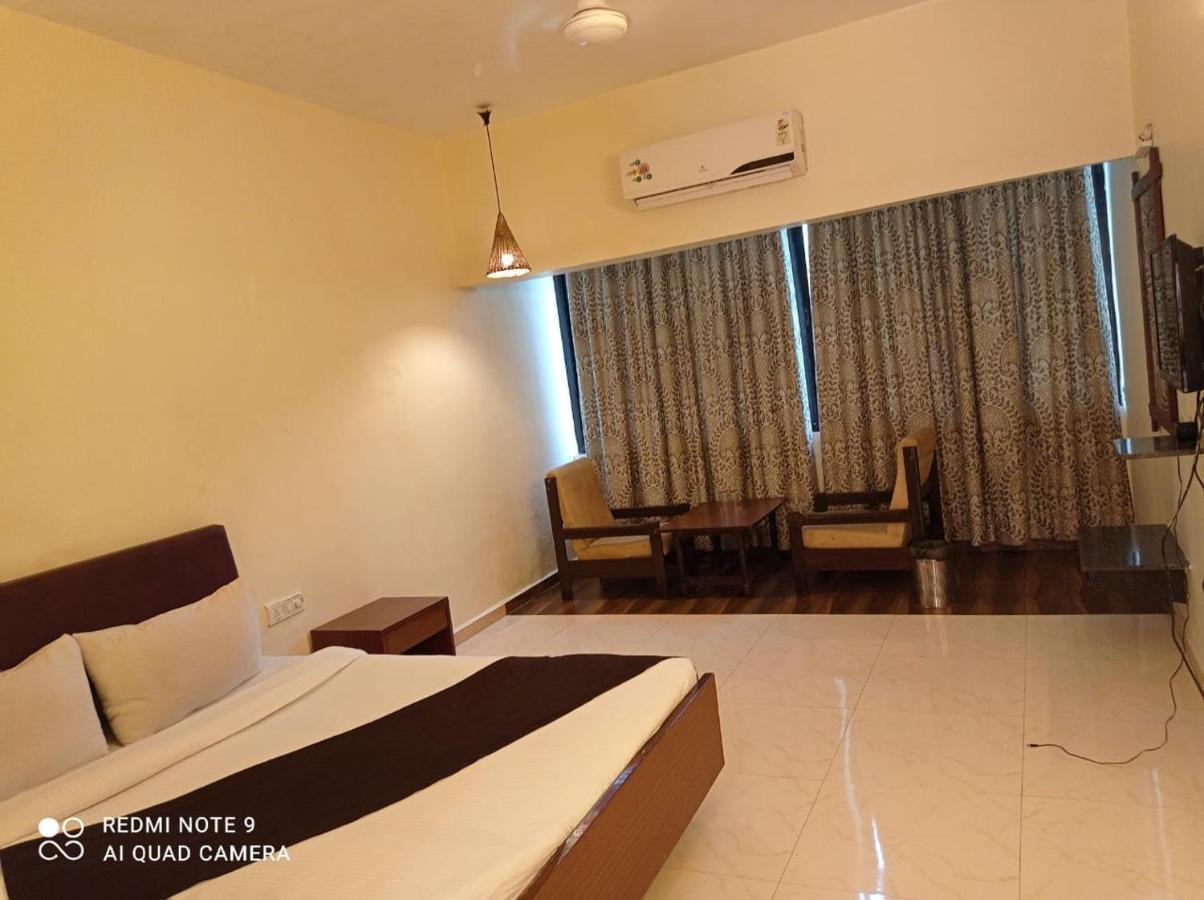 Hotel Lions Den Lonavala Ngoại thất bức ảnh