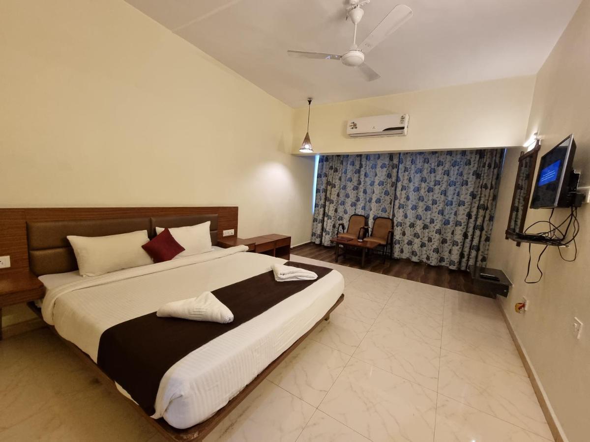 Hotel Lions Den Lonavala Ngoại thất bức ảnh