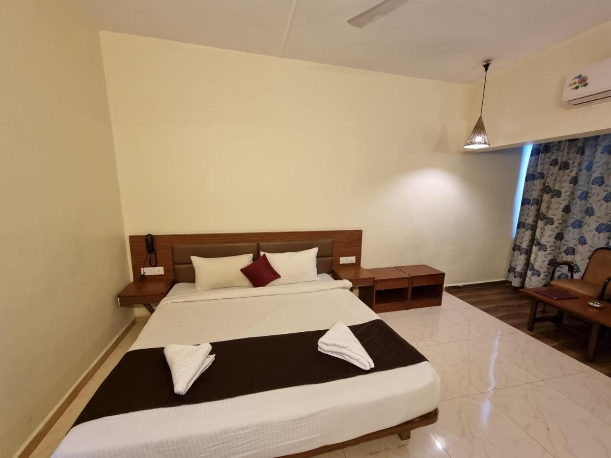 Hotel Lions Den Lonavala Ngoại thất bức ảnh