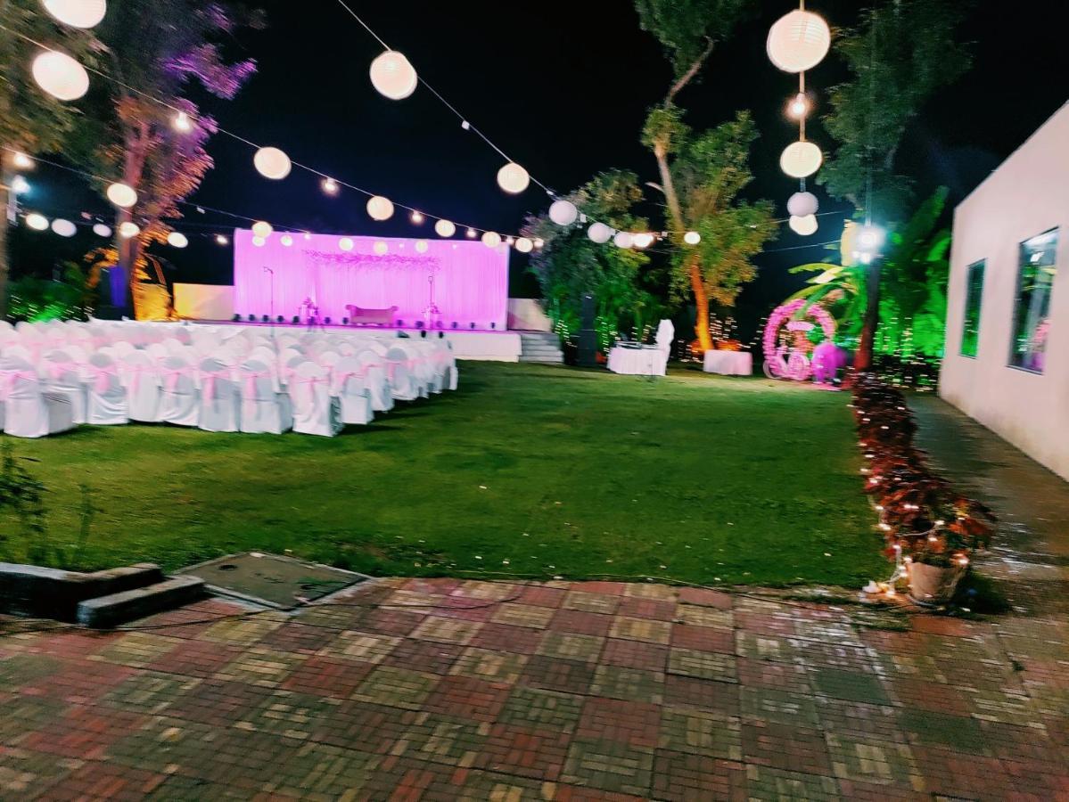 Hotel Lions Den Lonavala Ngoại thất bức ảnh