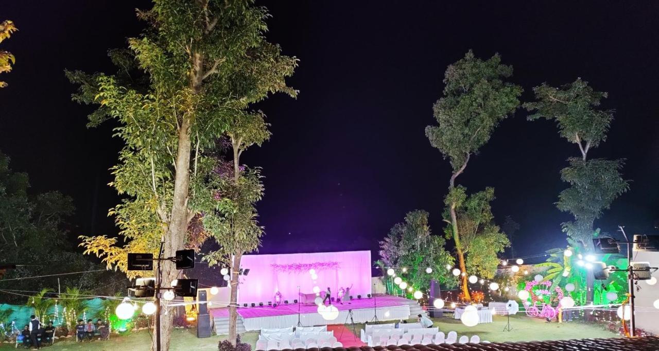 Hotel Lions Den Lonavala Ngoại thất bức ảnh