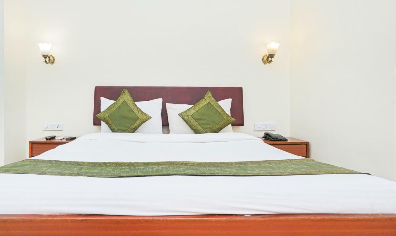 Hotel Lions Den Lonavala Ngoại thất bức ảnh